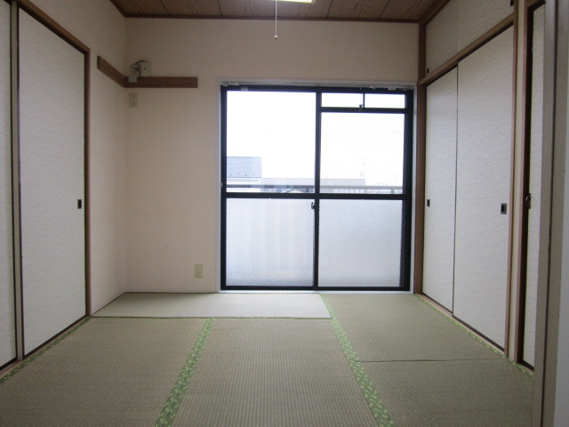 Living and room. Japanese-style room is bright on the balcony side.