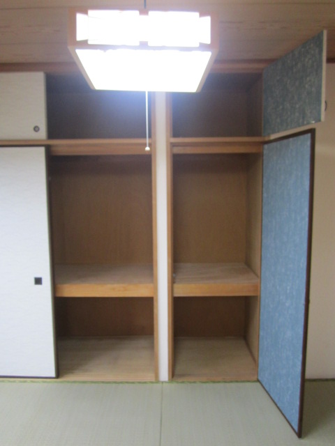 Receipt. Equipped with large storage space in the Japanese-style room.