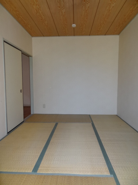 Living and room. It is easy to Japanese-style room of the distribution.