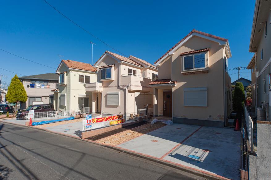 Local appearance photo. Roof Hiroshi tiled, Outer wall Ikamu original ripple finish