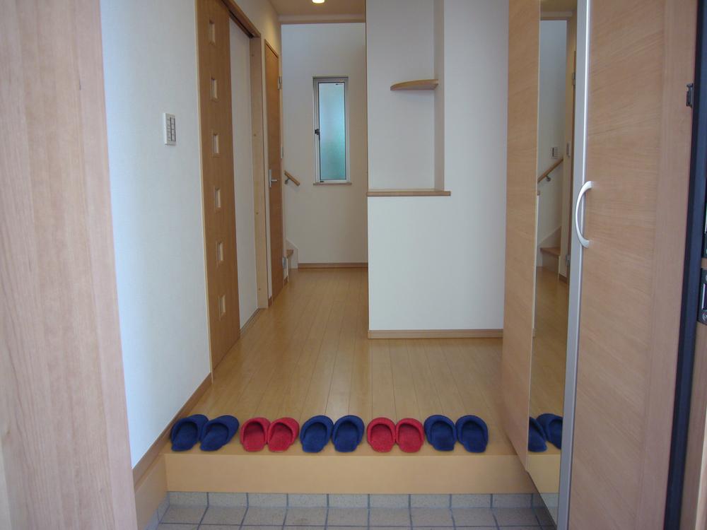 Entrance. ◇ spacious entrance ◇