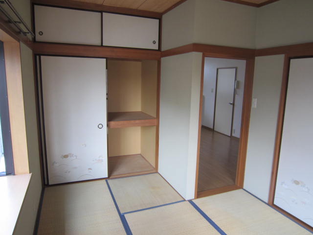 Living and room. How about the Japanese-style room in the bedroom