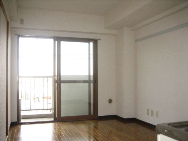 Living and room. For day is good in front of the building is the road.
