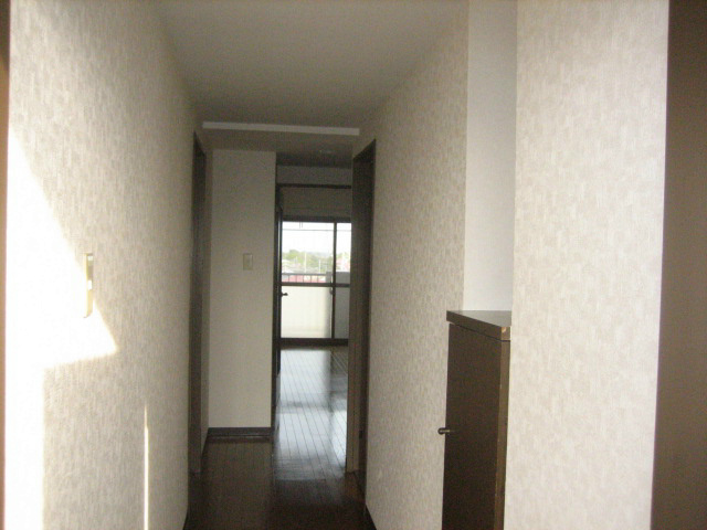 Entrance. There is a hallway from the entrance to DK, There is a Western-style on the left and right.