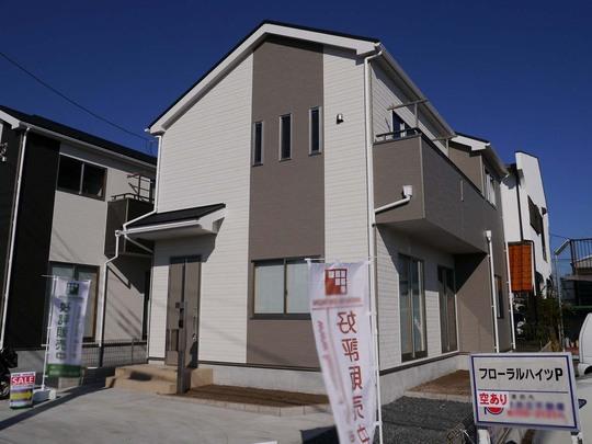 Local appearance photo. A 5-minute walk supermarket within ・ Yes, such as drugstore useful life. By bus flights Sagamihara ・ Hashimoto is a 2-Station Available.