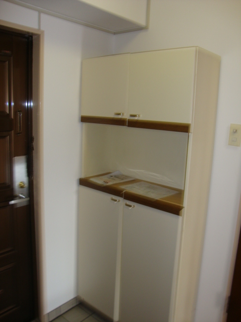 Entrance. Cupboard that can be accommodated in the upper part