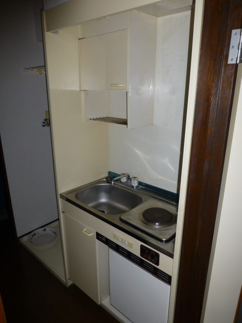 Kitchen. 1-neck electric stove is already installed.