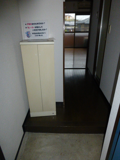 Entrance. The entrance is a shoe box equipped