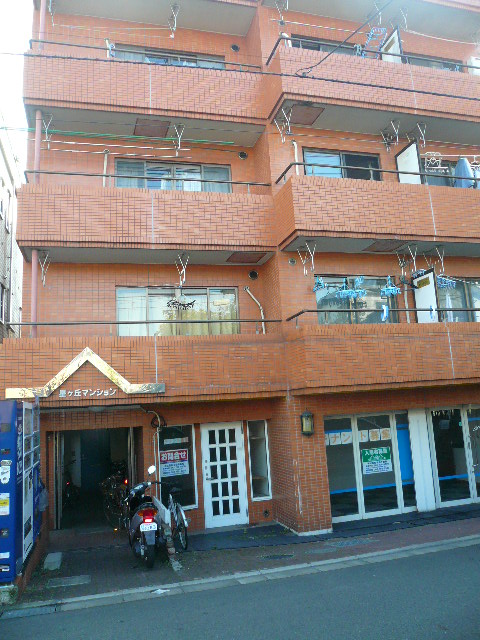 Building appearance. A convenience store near ・ There is Dorakkusutoa etc..