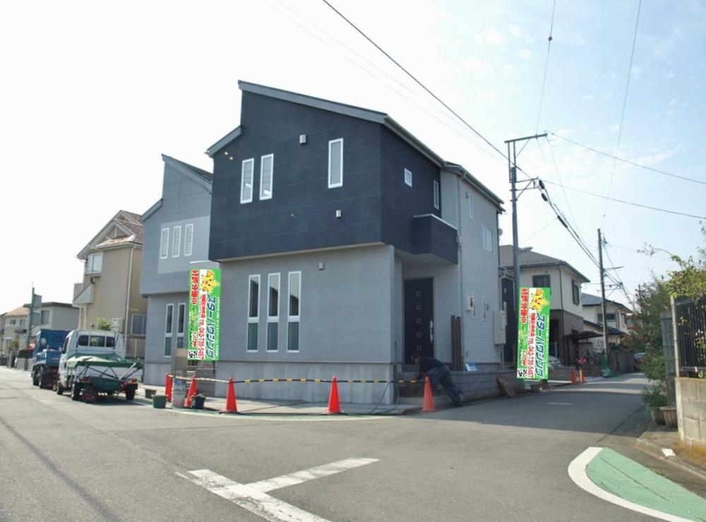 Local appearance photo. Good per sun all three House!