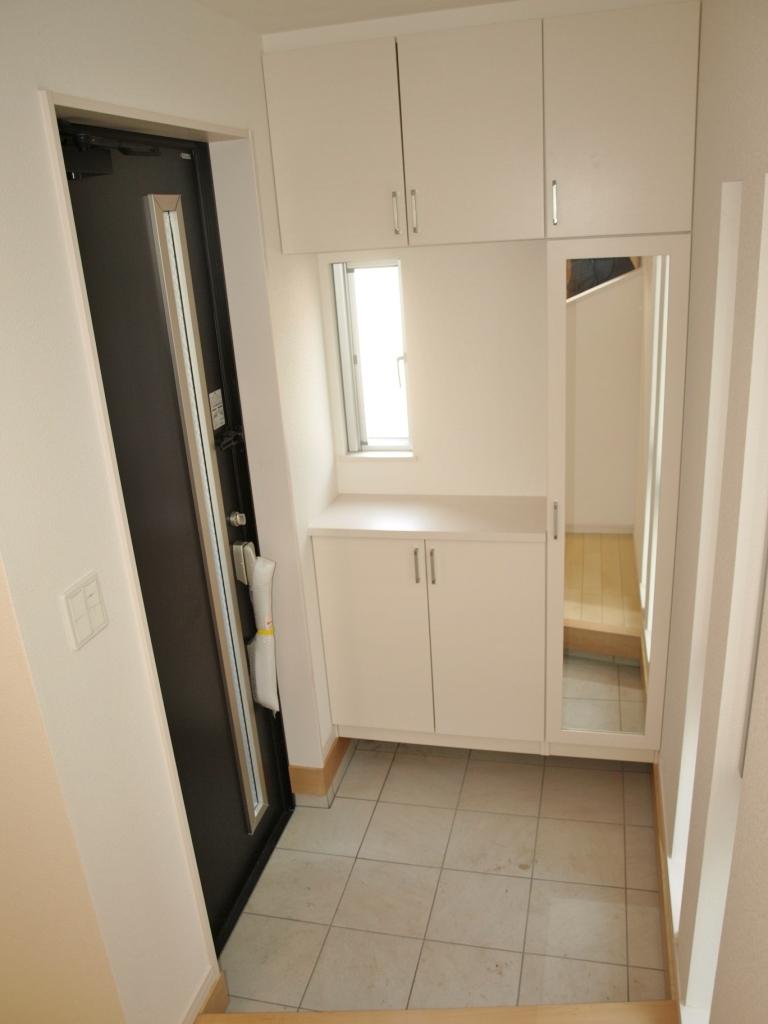 Entrance. 1 Building entrance 1 Building is clean white as keynote, There is a feeling of opening