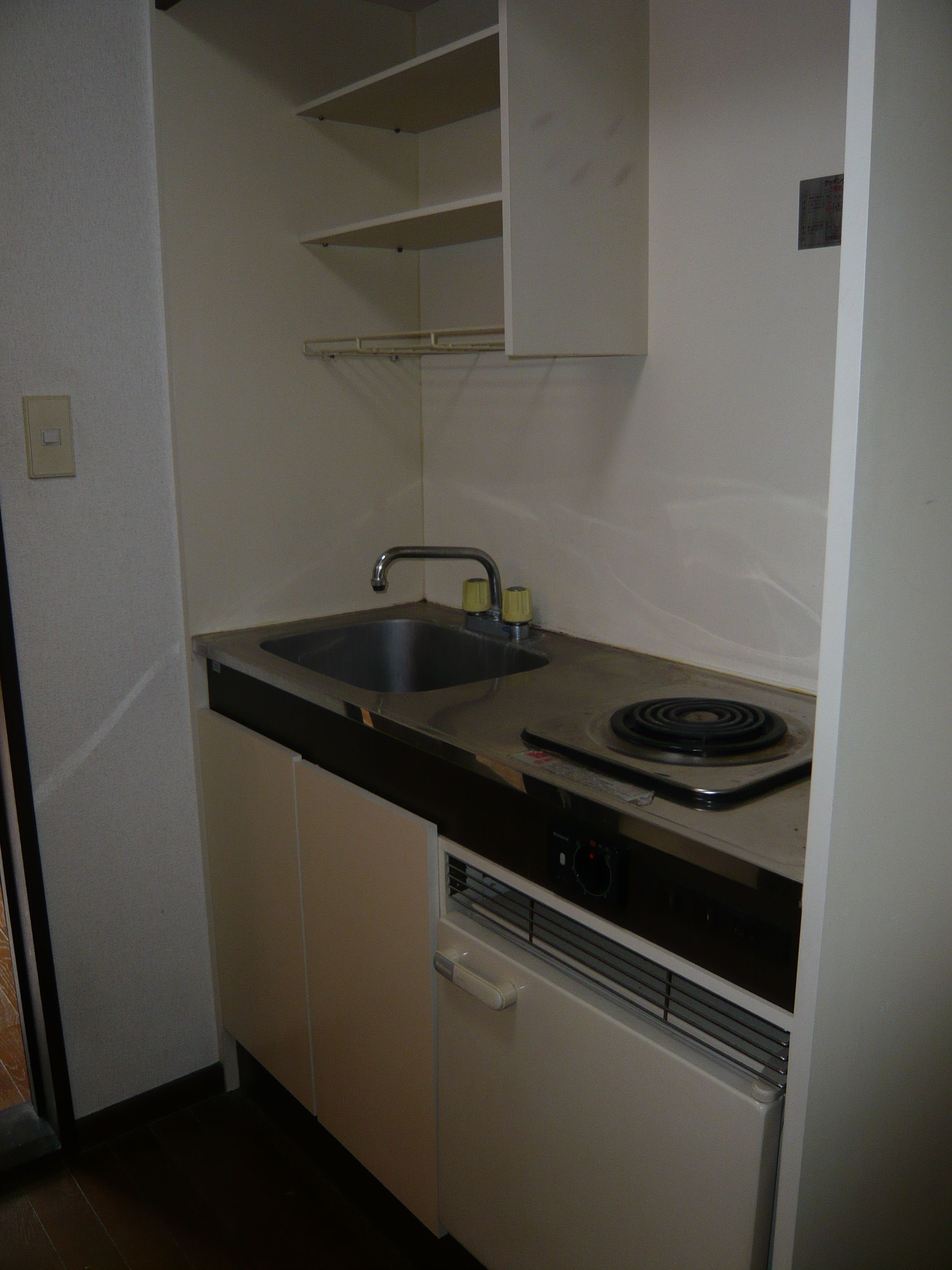 Kitchen. 1-neck electric stove