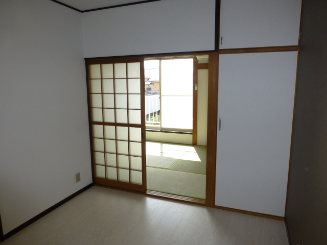 Living and room. 6 Pledge two rooms of 2K Apa - is To.