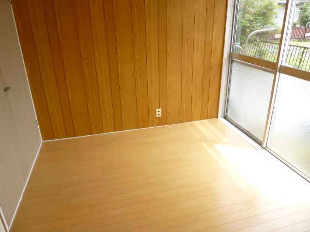 Other room space. 4.5 tatami rooms are also available in the bedroom also a load storeroom field