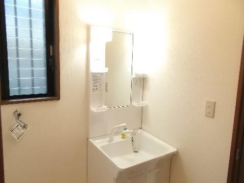 Wash basin, toilet. Washstand new goods exchange with shower, Cemented floor cushion floor, Already in place Paste Cross.