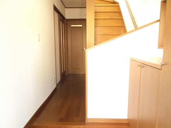 Entrance. Bright entrance hall with a saturation light. Already in place Paste Cross.