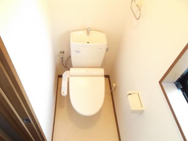 Toilet. There is also a toilet on the second floor. Washlet new goods exchange, Cemented floor cushion floor, Already in place Paste Cross.