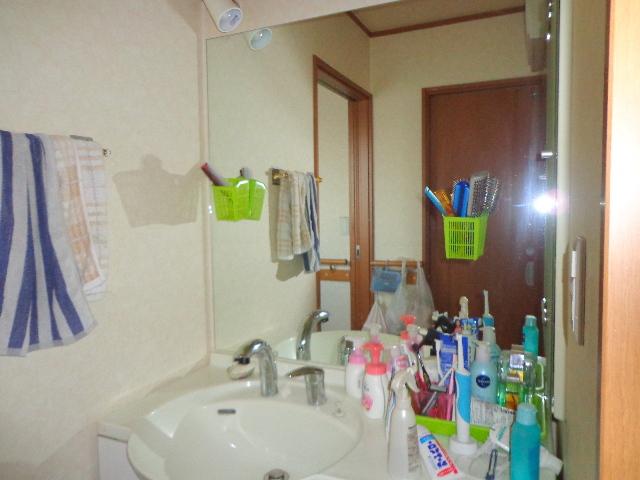 Wash basin, toilet. Washroom