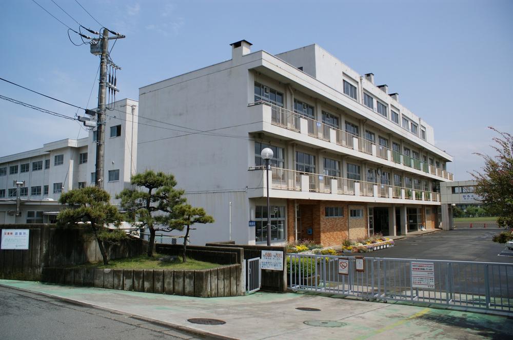 Primary school. Danakita until elementary school 400m