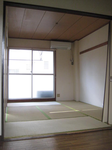 Living and room. Bright Japanese-style room on the south-facing.
