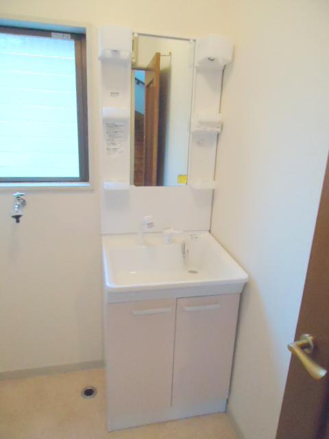 Wash basin, toilet. Wash