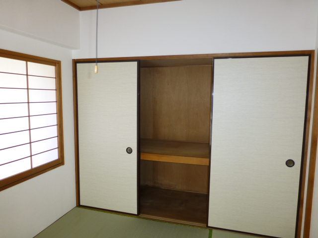 Receipt. Japanese-style room has one between the amount storage.