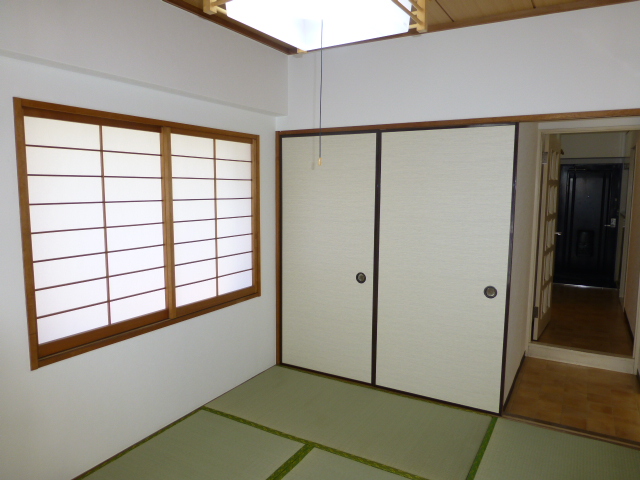 Living and room. It is also a bright two-sided lighting Japanese-style room.