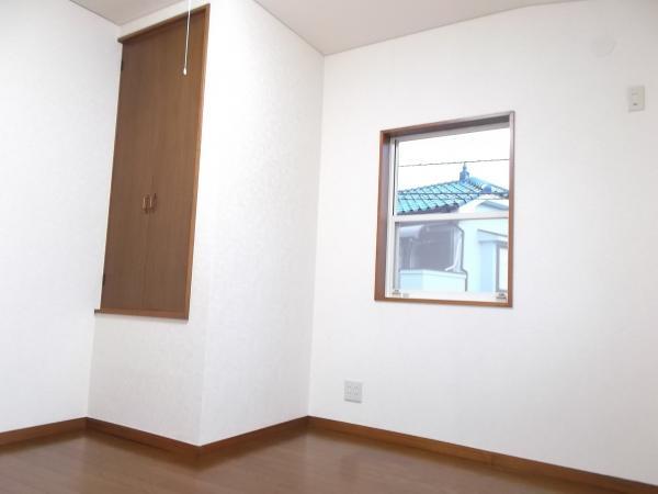 Non-living room. Second floor north side 6 Pledge of Western-style. Already in place Paste Cross.
