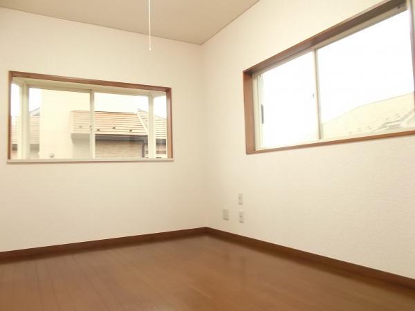 Non-living room. Second floor east side 6 Pledge of Western-style. Already in place Paste Cross.