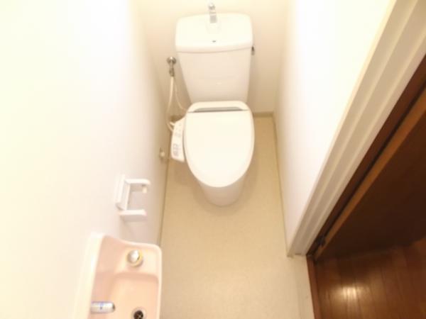 Toilet. There is also a toilet on the second floor. Warm water washing toilet seat exchange, Cemented floor cushion floor, Already in place Paste Cross.