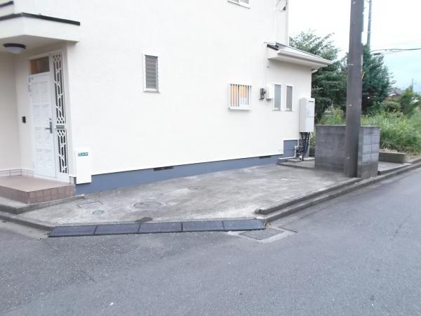 Parking lot. Parking space for 1 vehicle.