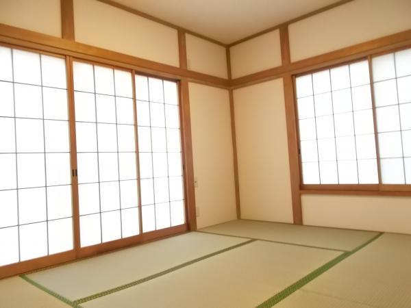 Non-living room. Bright Japanese-style room of the two-sided saturation light.