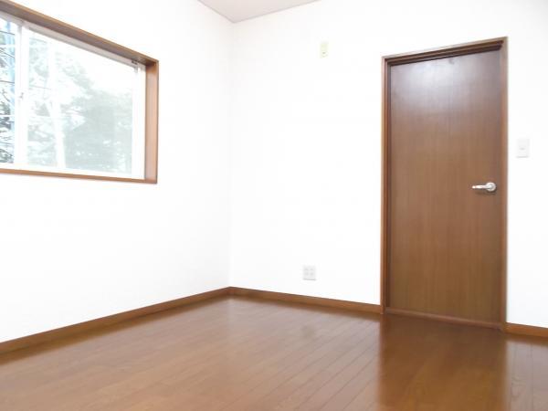 Non-living room. Shoot the second floor east side Western-style of the entrance door.