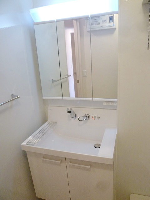 Washroom. Independent wash basin