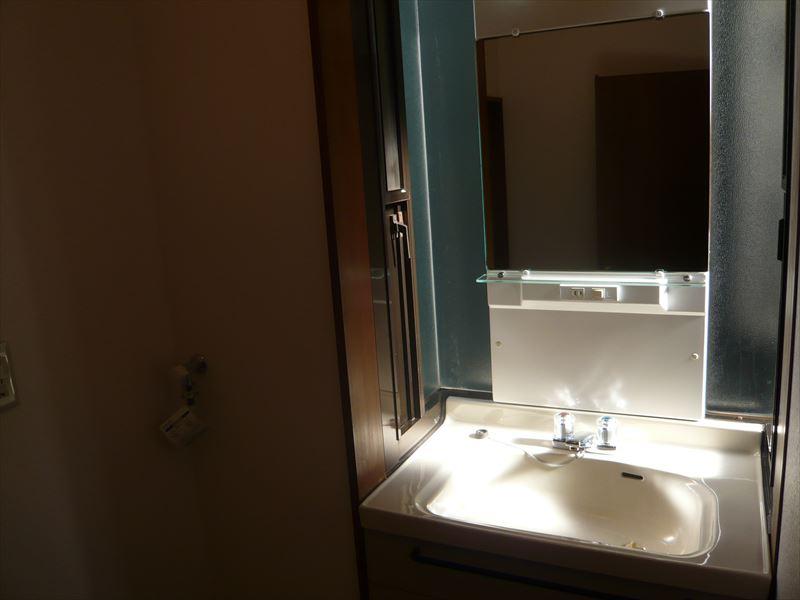 Wash basin, toilet. Indoor (12 May 2013) Shooting