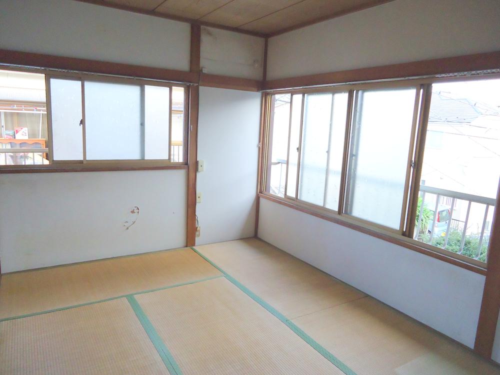 Non-living room. There is also a Japanese-style room. 