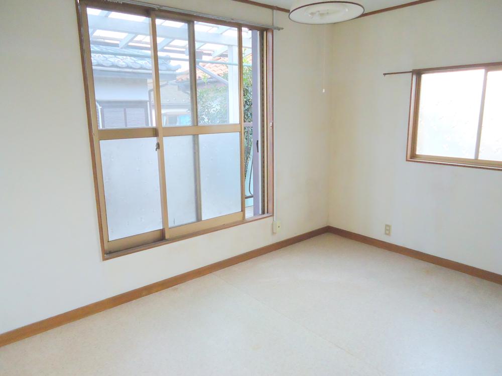 Non-living room. Bright room. 
