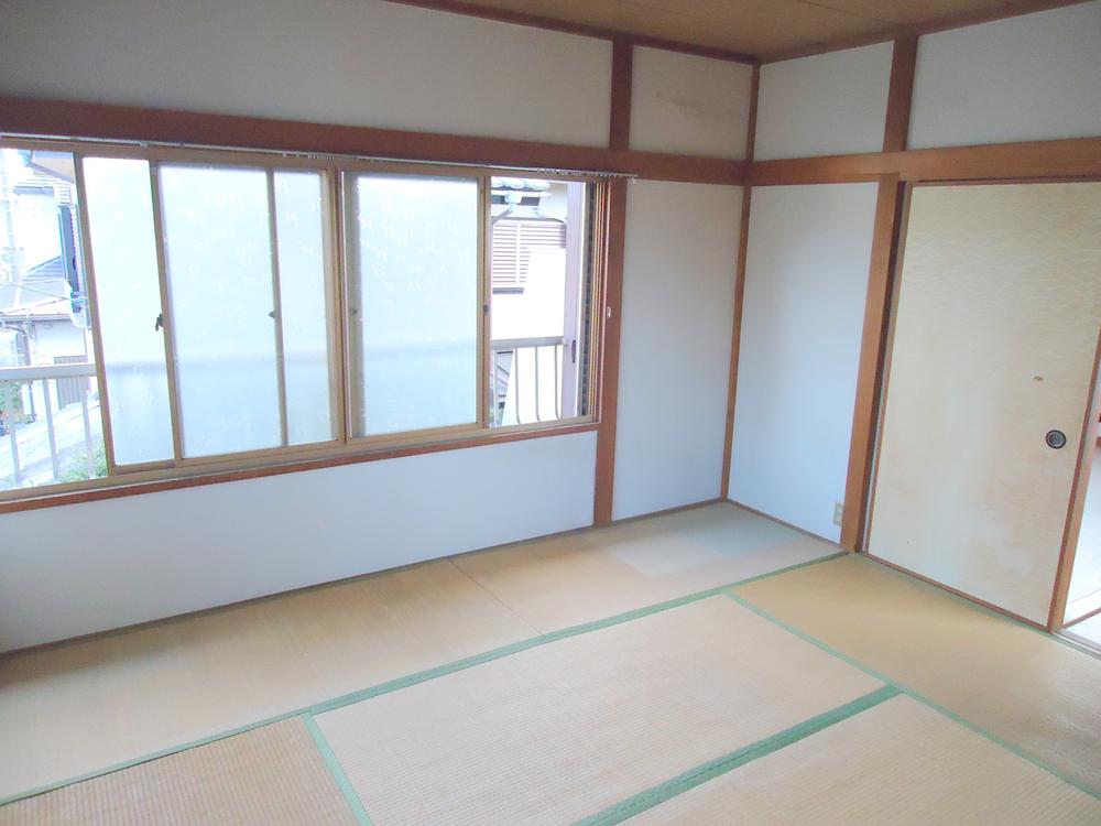 Non-living room. Bright room. 