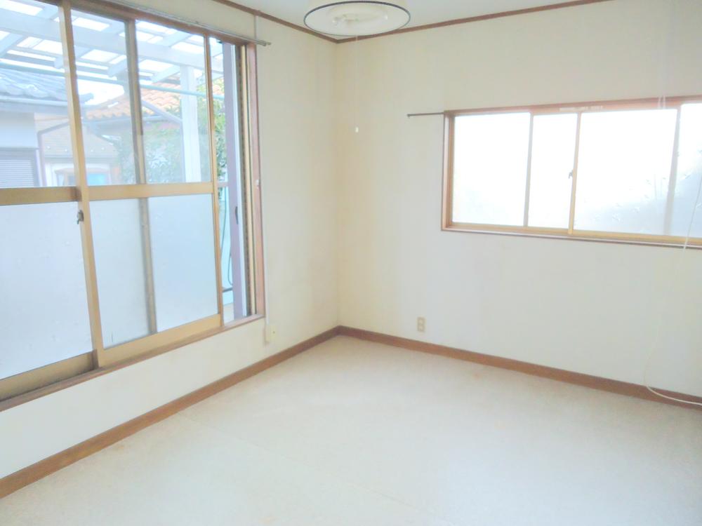 Non-living room. Bright room. 