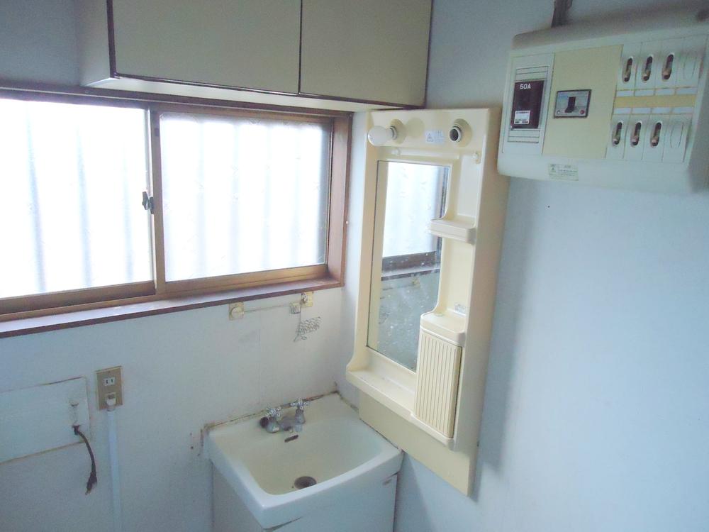 Wash basin, toilet. Washroom. 