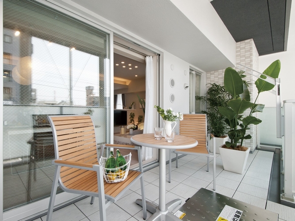 Balcony maximum output width of about 2m. It pours sunshine and a pleasant breeze, Feeling the city of breath, living ・ It has a breadth that can be used as an extension of the dining.