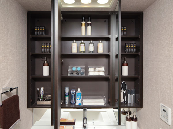 Bathing-wash room.  [Three-sided mirror back storage] With a movable shelf storage that can store plenty.