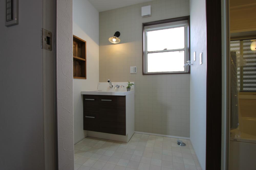 Wash basin, toilet. Once you put the antique mirror is more likely to become even better atmosphere.