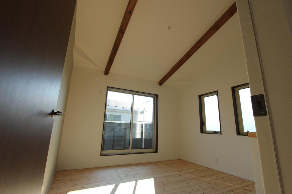 Non-living room. The bedroom was on the slope ceiling with a feeling of freedom. It feels good also ceiling beams.