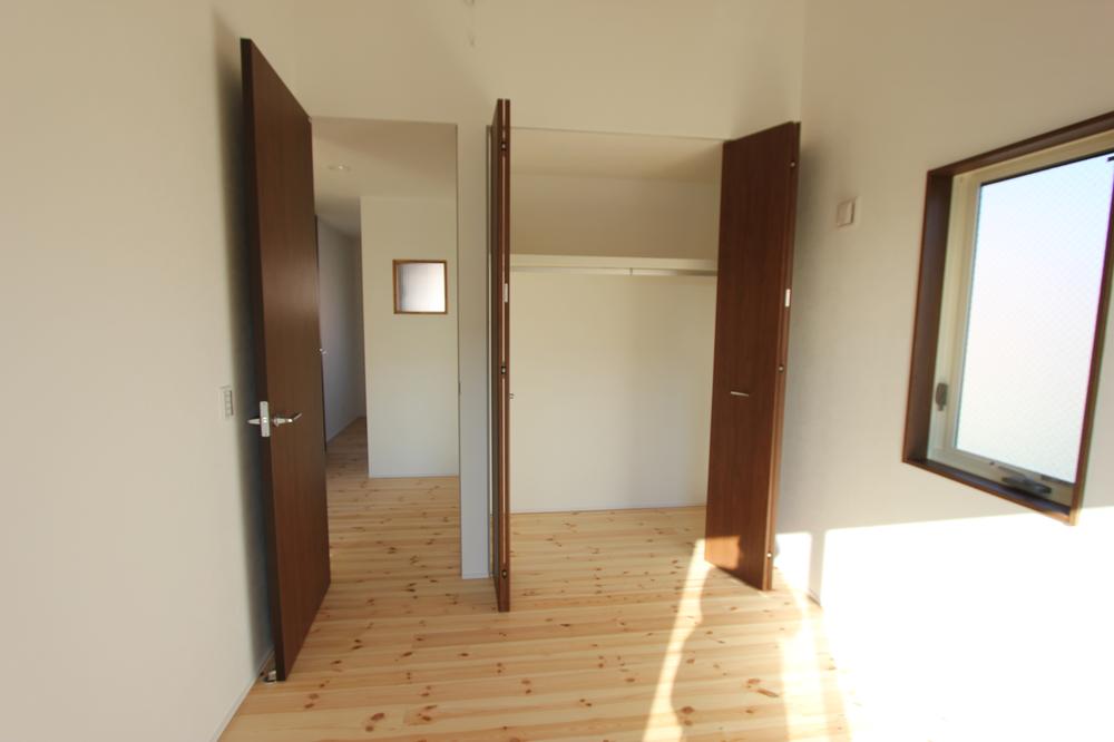 Receipt. There is a closet in each room.