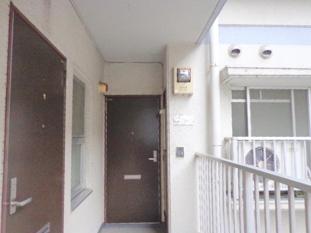 Entrance. It is the front door (corner room. )