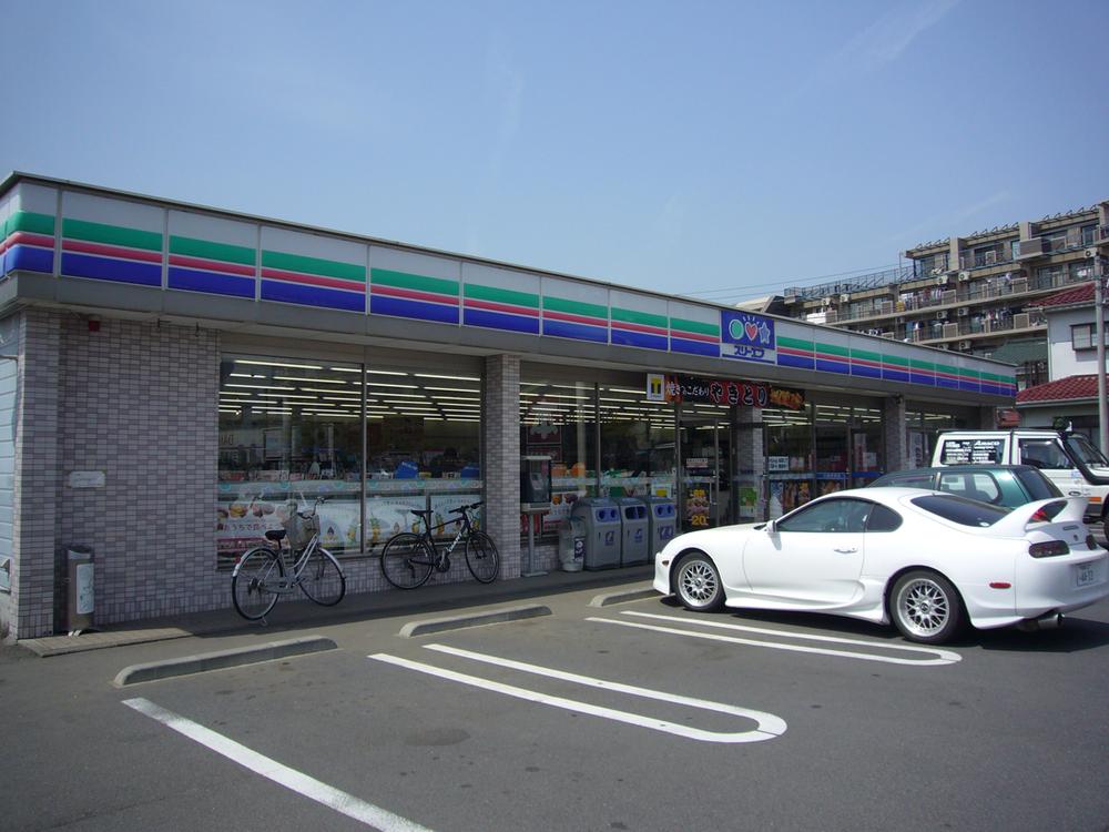 Convenience store. Three F up to 350m