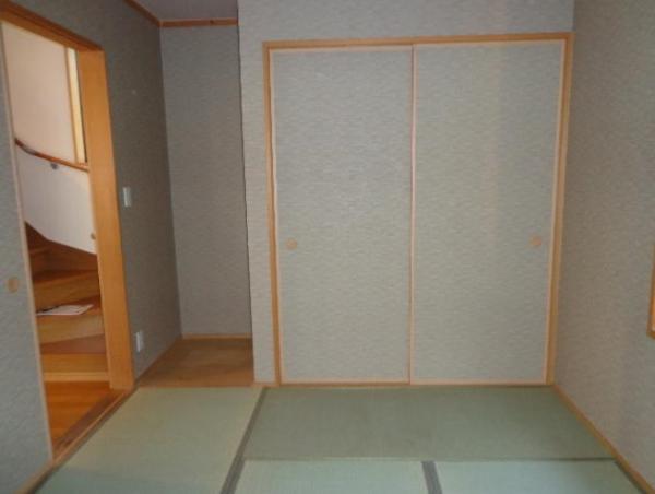 Non-living room. Tatami mat is already sorting. 