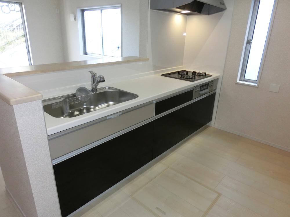 Non-living room. Easy-to-use face-to-face kitchen.