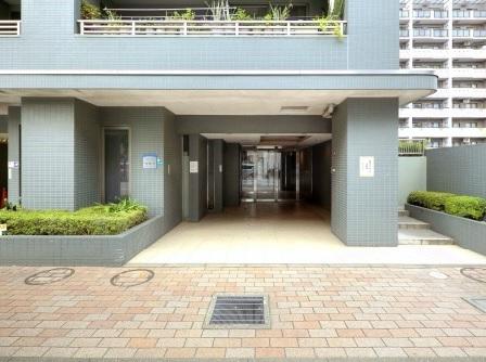 Entrance. With auto lock of peace of mind.